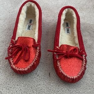 Minnetonka Ruby Red Sparkly Shimmery Slippers with Sherpa Fuzzy Inside